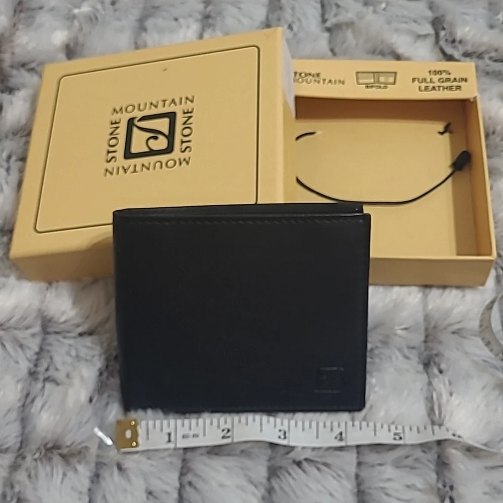 4/$25 Stone Mountain Genuine leather Wallet ..has RFID signal blocker..Theft NWT